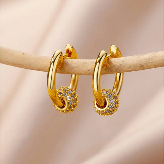 Elegante goldene Ohrringe mit strahlenden Kugeln