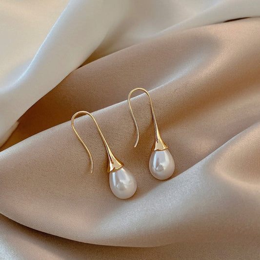 Elegante goldene Tropfenperlenohrringe für einen zeitlosen Look