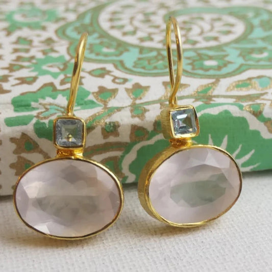 Elegante Vintage-Ohrringe in Gold mit funkelndem weißen Kristall