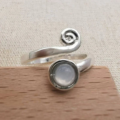Eleganter spiralförmiger Ring mit nostalgischem Mondstein