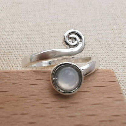 Eleganter spiralförmiger Ring mit nostalgischem Mondstein