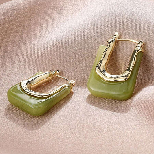 Elegante Vintage-Ohrringe in Gold mit strahlender grüner Emaille