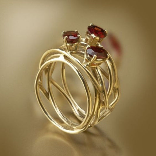 Zeitloser Vintage-Goldring mit funkelndem roten Zirkonia