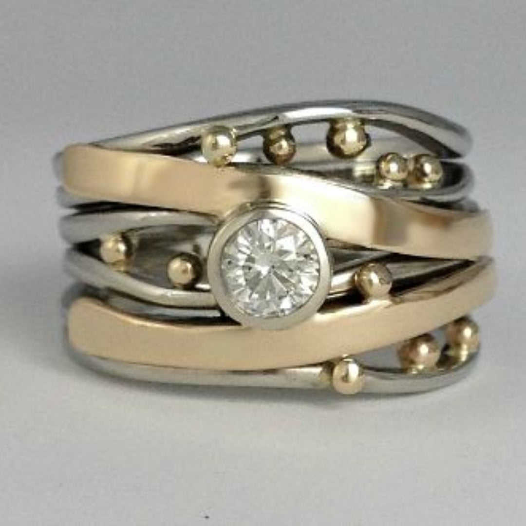Eleganter Vintage-Ring mit goldener Einlage und Zirkonia