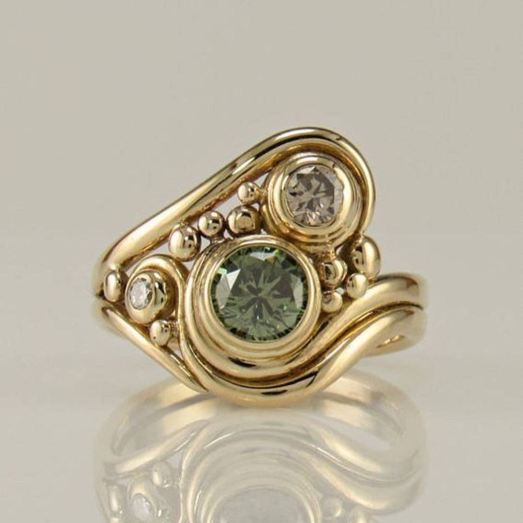 Eleganter Vintage Ring aus Gold und grünen Zirkoniasteinen