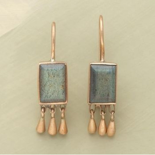 Elegante Vintage-Ohrstecker mit funkelnden Steinen und edlem Goldfinish