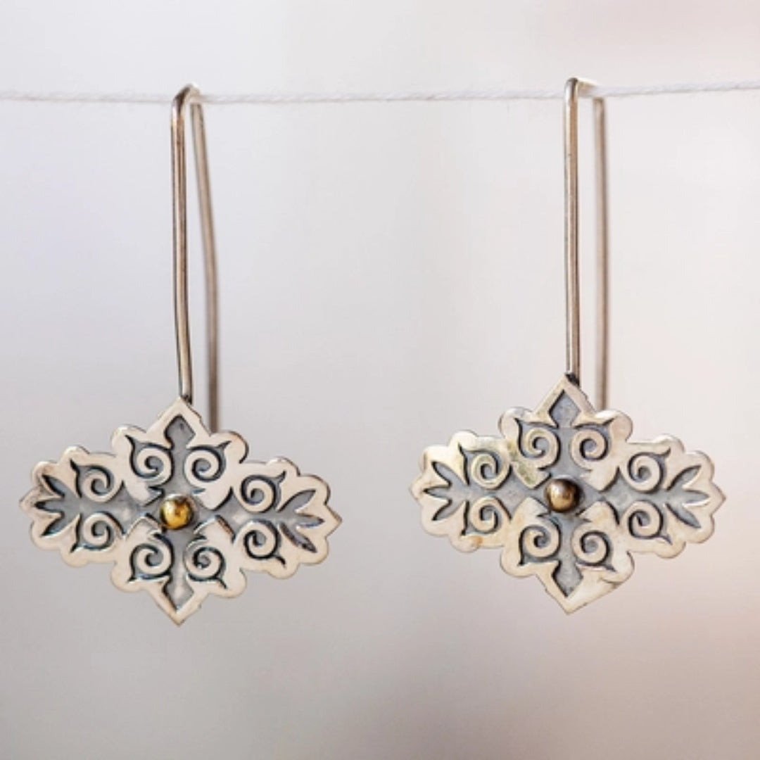 Charmante Vintage-Ohrringe mit versilbertem Design und funkelnden goldfarbenen Steinen