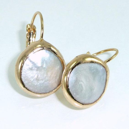 Elegante Vintage-Ohrringe aus weißer Keramik mit Goldakzenten
