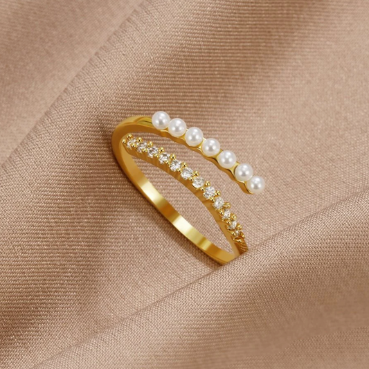 Eleganter verstellbarer Ring mit funkelnden Perlen und Zirkonia-Steinen