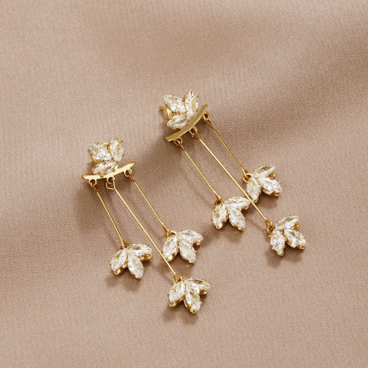 Elegante Goldohrringe mit funkelnden Kristallblättern