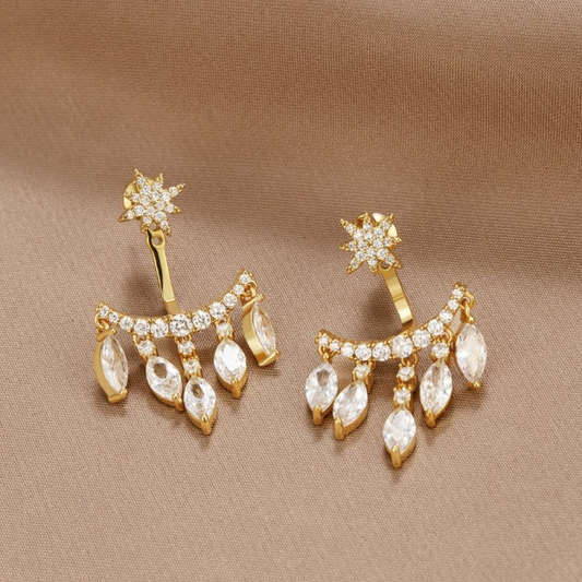 Elegante Goldohrringe mit funkelnden Kristallen