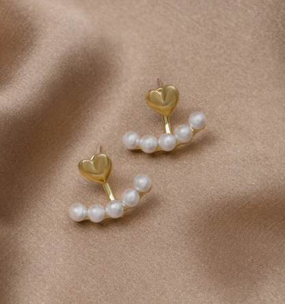 Elegante goldene Ohrringe mit Perlenherzen