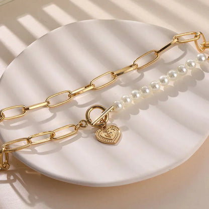 Eleganter Herzanhänger mit Perlen in edlem Golddesign