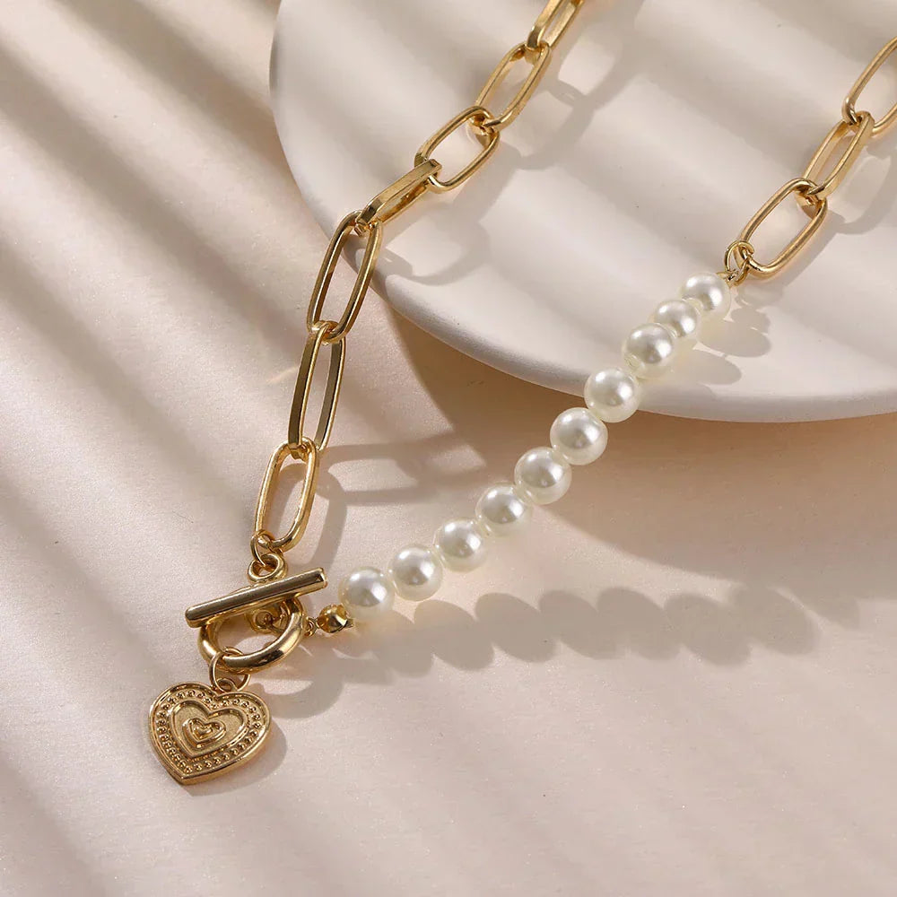Eleganter Herzanhänger mit Perlen in edlem Golddesign