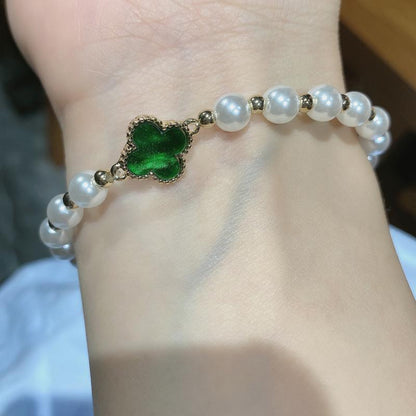 Elegantes smaragdgrünes Kleeblatt-Perlenarmband