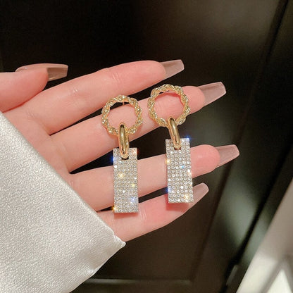 Elegante Sterlingsilber-Ohrringe mit funkelnden Zirkonia und glamourösen Strassdetails