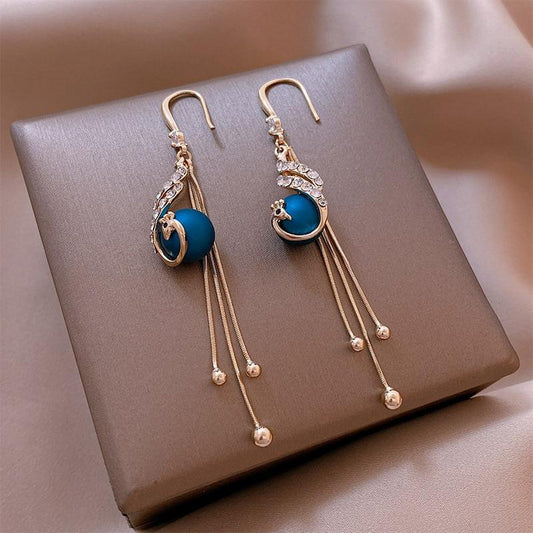 Elegante Festtagsohrringe mit stilvollen blauen Perlen