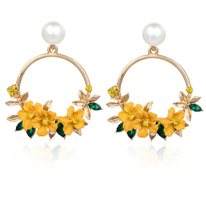 Elegante goldene Ohrringe mit Blumen- und Perlendesign