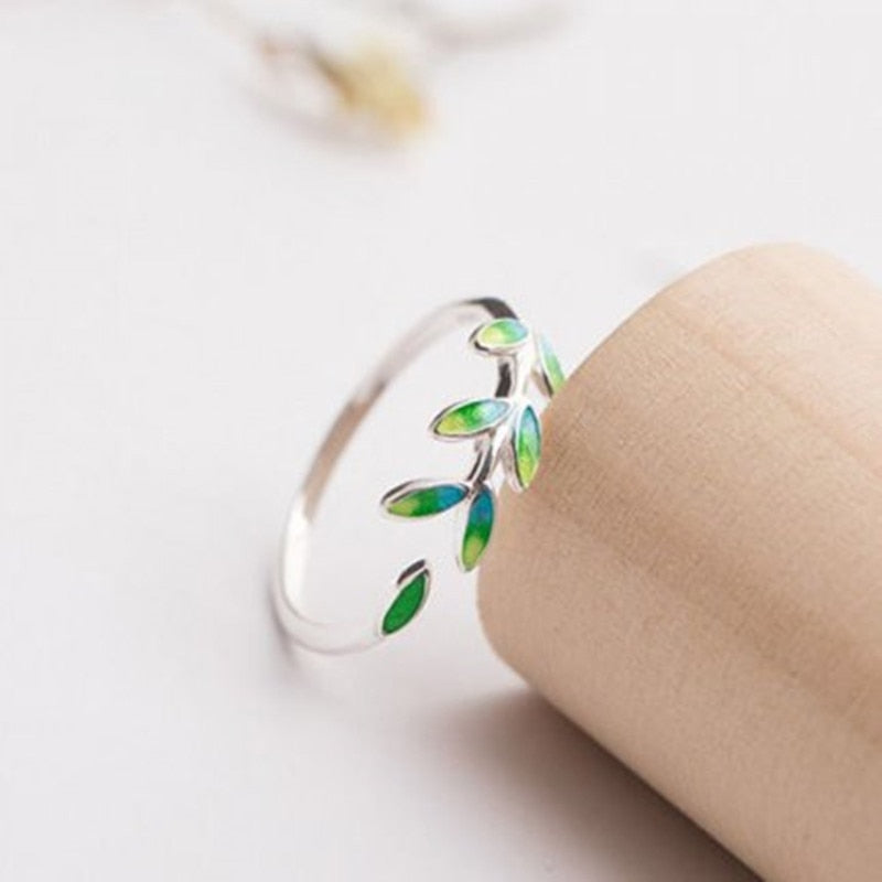Eleganter verstellbarer Ring mit funkelnden silbernen Blättern in bezauberndem grünen Emaille-Finish