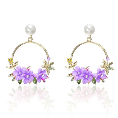 Elegante goldene Ohrringe mit Blumen- und Perlendesign
