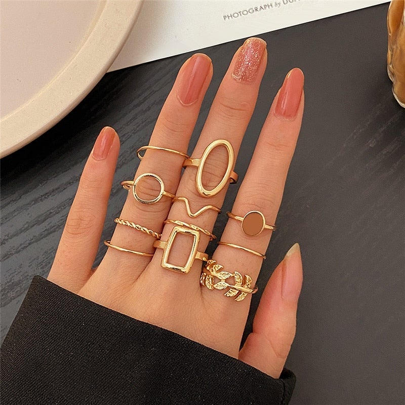 Elegantes Set aus 11 silbernen Ringen