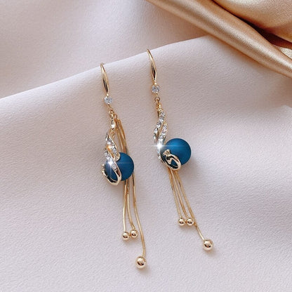Elegante Festtagsohrringe mit stilvollen blauen Perlen