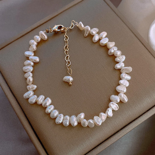 Elegantes Céline Perlenarmband für einen Hauch von Luxus
