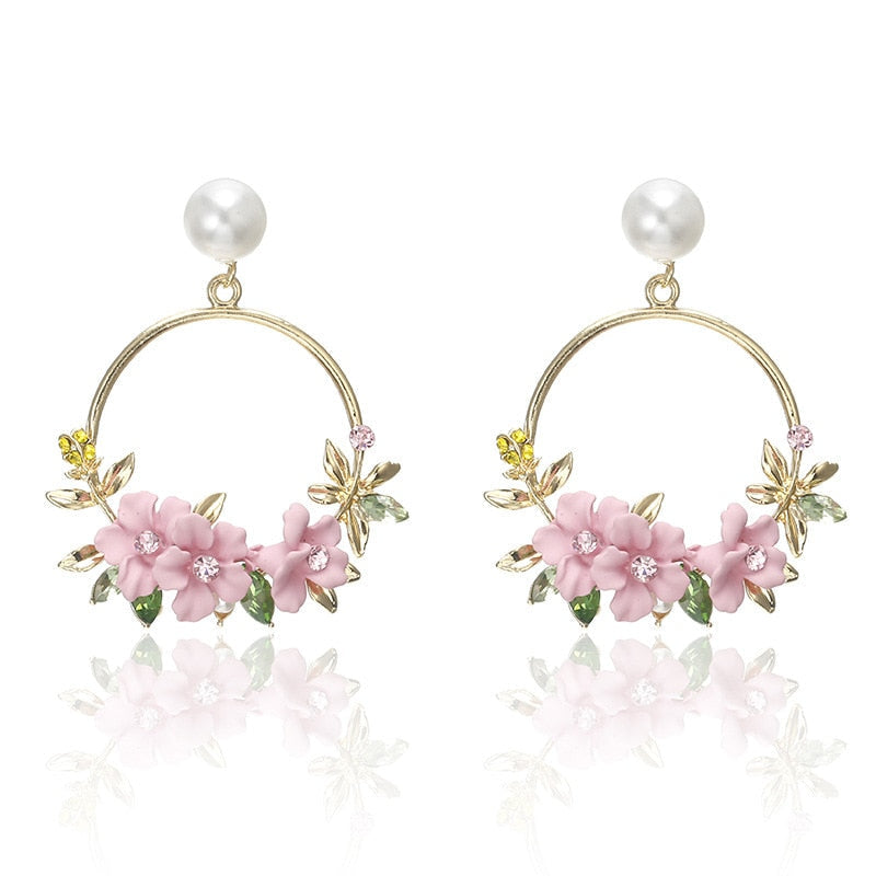 Elegante goldene Ohrringe mit Blumen- und Perlendesign