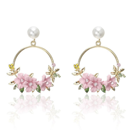 Elegante goldene Ohrringe mit Blumen- und Perlendesign