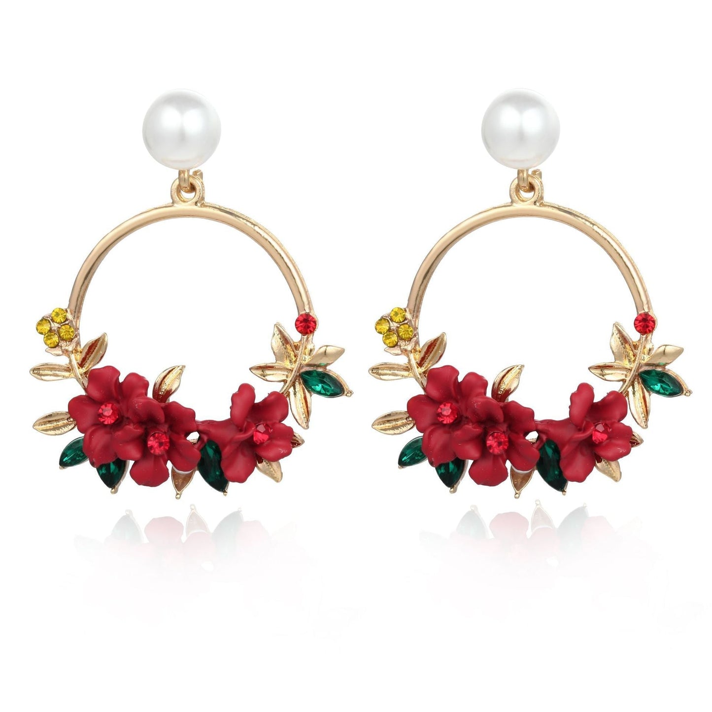 Elegante goldene Ohrringe mit Blumen- und Perlendesign