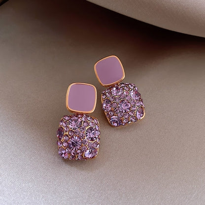 Elegante lila Ohrringe mit funkelndem Zirkonia-Inlay