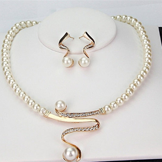 Elegantes Set aus Naturperlenkette und passenden Ohrringen