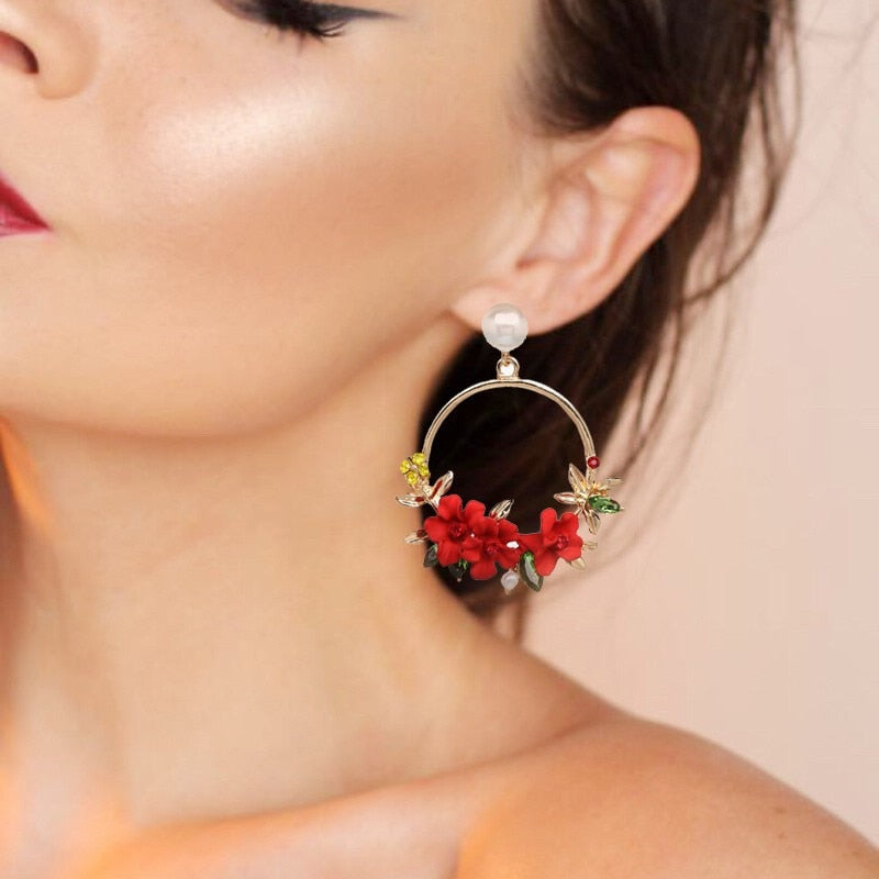 Elegante goldene Ohrringe mit Blumen- und Perlendesign