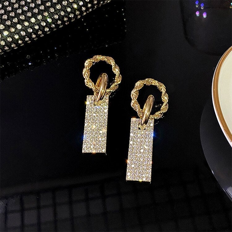 Elegante Sterlingsilber-Ohrringe mit funkelnden Zirkonia und glamourösen Strassdetails