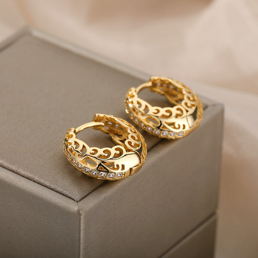 Elegante goldene Mandala-Ohrringe im minimalistischen Design