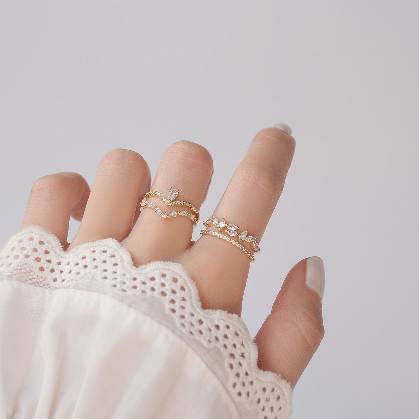 Eleganter Goldring mit verstellbarem Zirkonia-Design