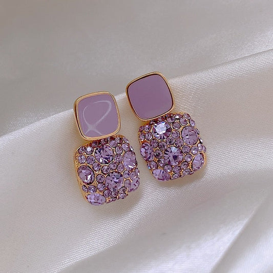 Elegante lila Ohrringe mit funkelndem Zirkonia-Inlay