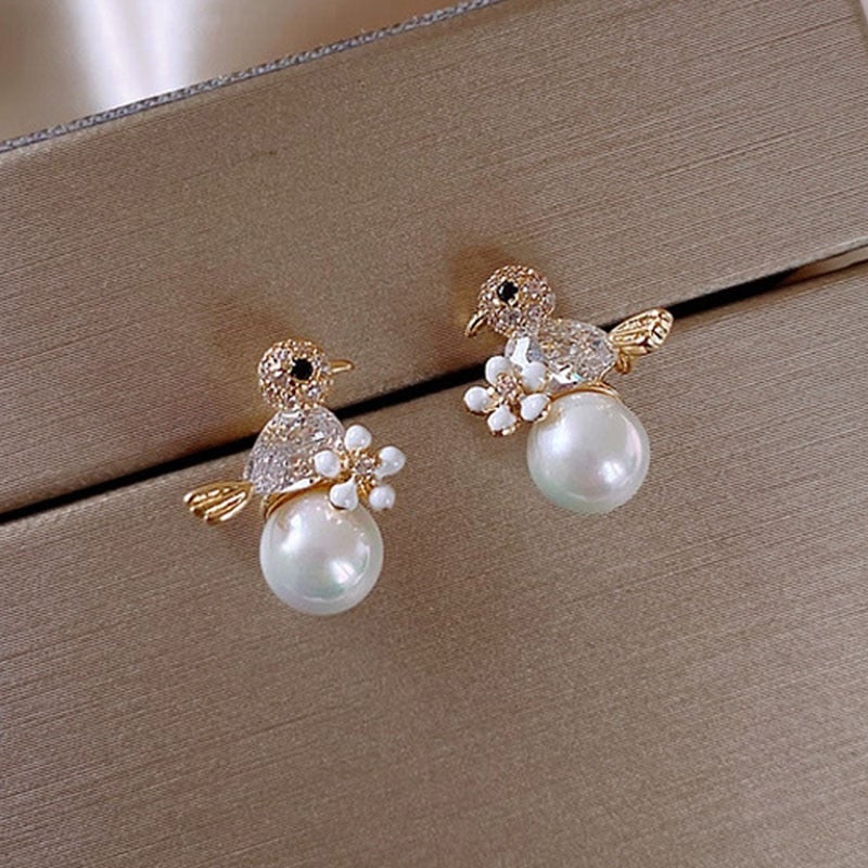Elegante Birdie-Ohrringe mit funkelnden Zirkonia und edlen Perlenverzierungen