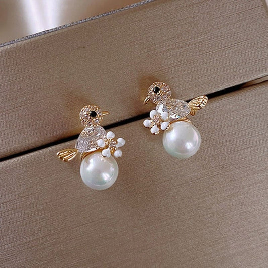 Elegante Birdie-Ohrringe mit funkelnden Zirkonia und edlen Perlenverzierungen