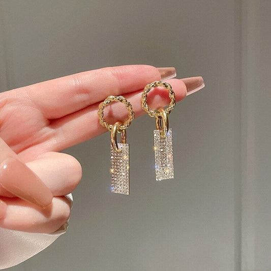 Elegante Sterlingsilber-Ohrringe mit funkelnden Zirkonia und glamourösen Strassdetails