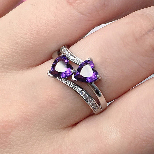 Eleganter Silberring mit funkelndem lila Kristall
