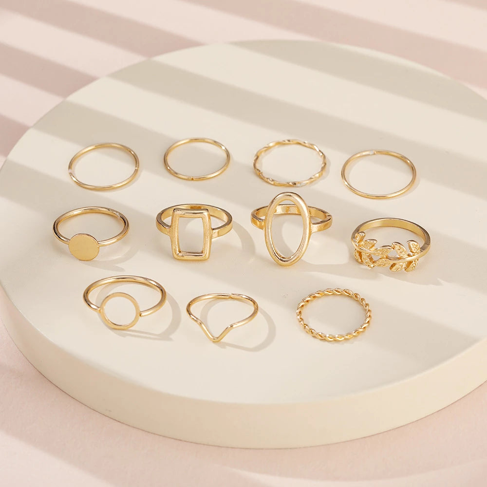 Elegantes Set aus 11 silbernen Ringen