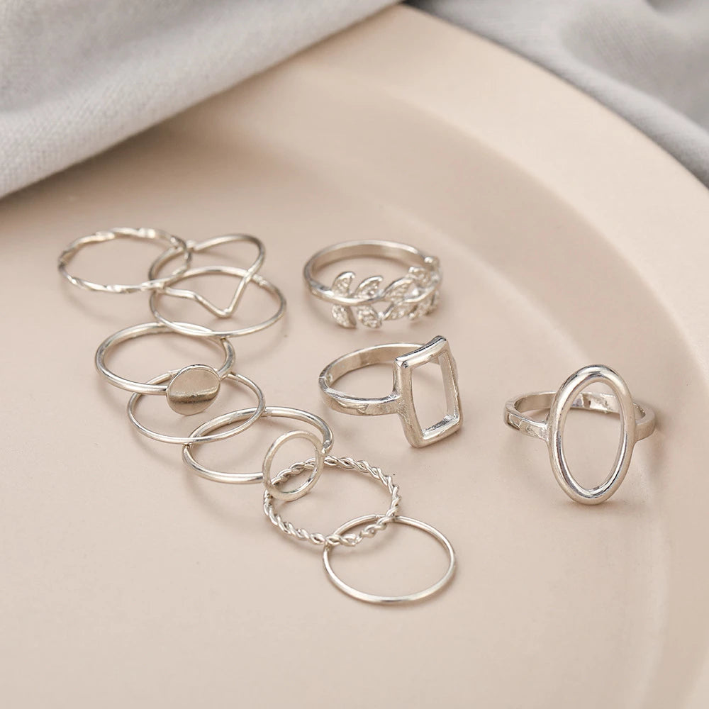 Elegantes Set aus 11 silbernen Ringen