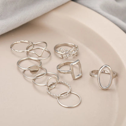 Elegantes Set aus 11 silbernen Ringen