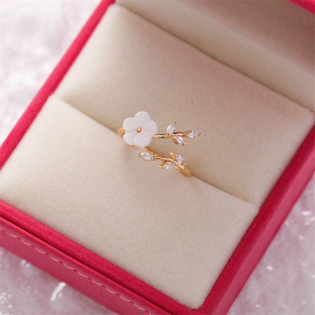 Eleganter verstellbarer Wildflower-Ring in strahlendem Gold