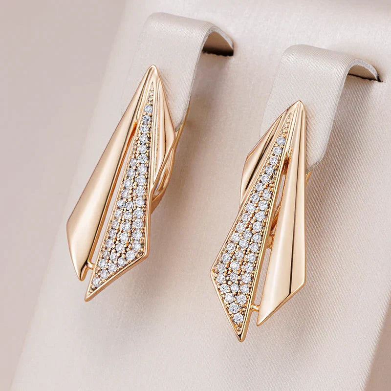 Stylische Goldohrringe mit glitzernden Zirkonien