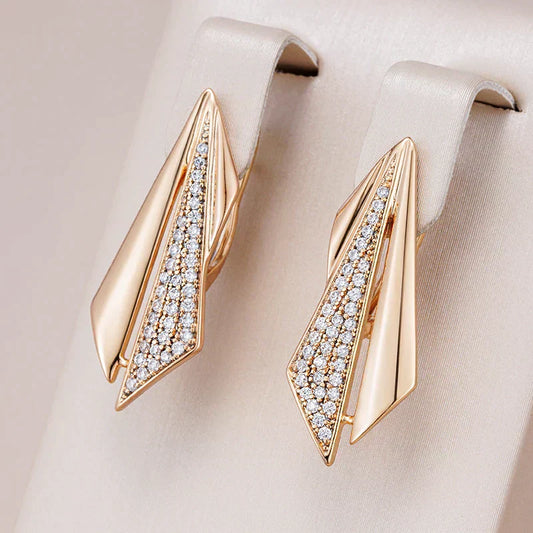 Stylische Goldohrringe mit glitzernden Zirkonien