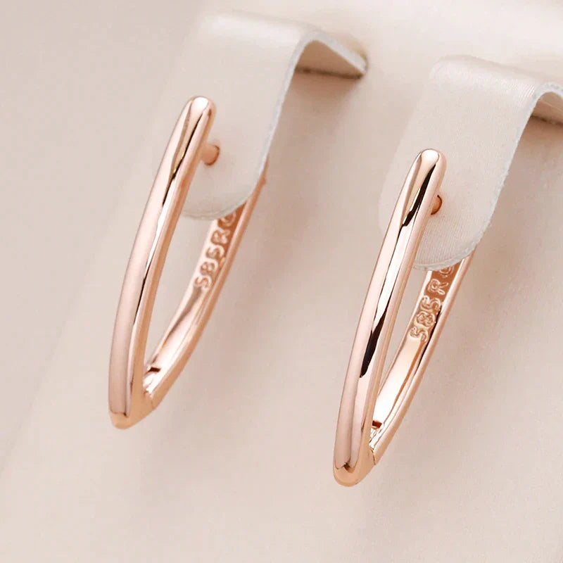 Elegante goldene Spitzen-Ohrstecker
