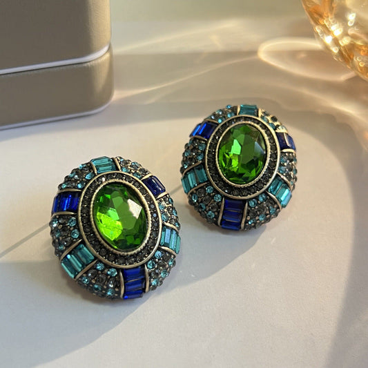 Elegante Vintage-Ohrringe mit funkelndem grünem Kristall und leuchtendem blauen Zirkonia