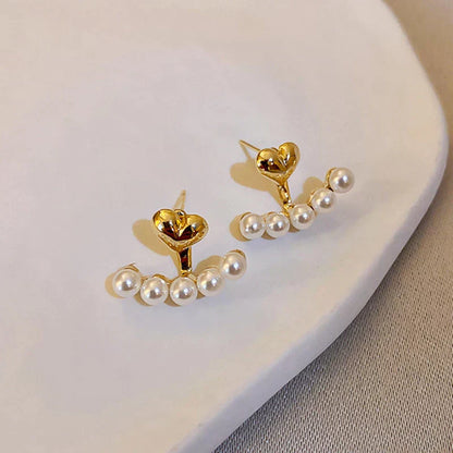 Elegante goldene Ohrringe mit Perlenherzen